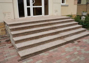 Входная группа из Южно-Султаевского гранита